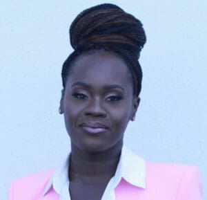 headshot Elizabeth Ayoola