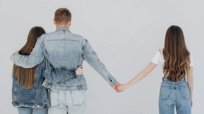 Tina Fomo → Tia Momo