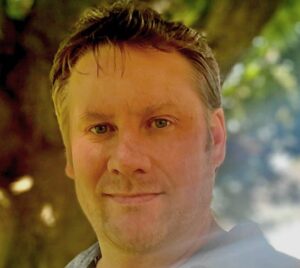 headshot Brett Manning