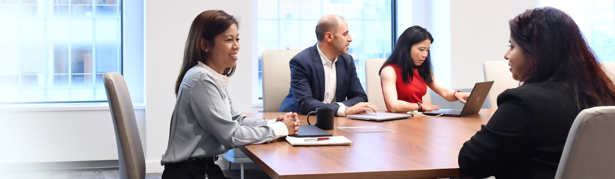 Un equipo colaborando en temas de sostenibilidad en Interactive Brokers