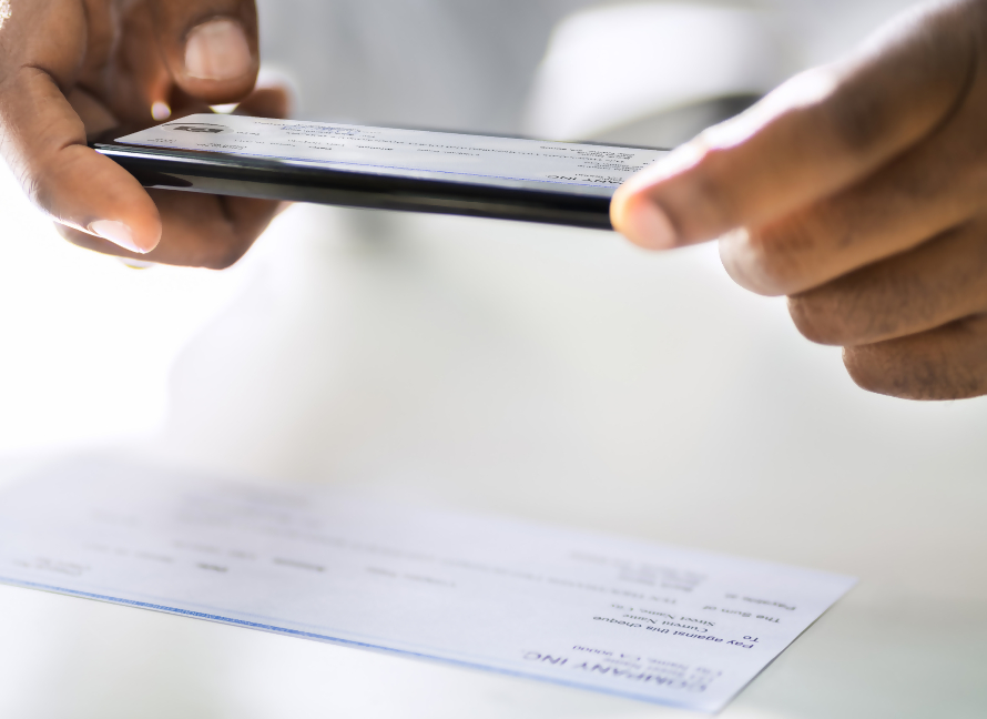 Usuario de teléfono móvil depositando un cheque